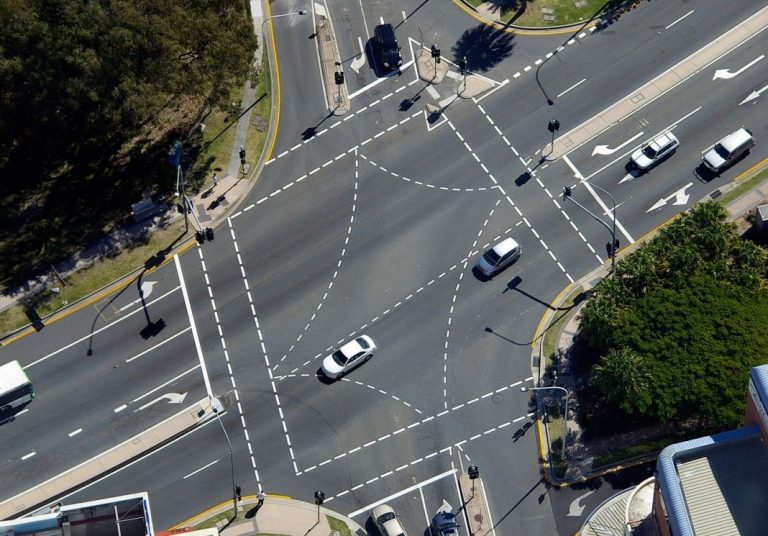 Tras los radares de Stop y de línea continua, la DGT estrena los radares de cruce. Así funcionan