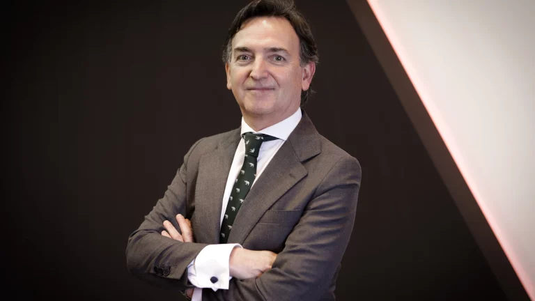 Manuel Salvadores, director general de Mitsubishi Motors España: «El medio plazo pasa por los PHEV»