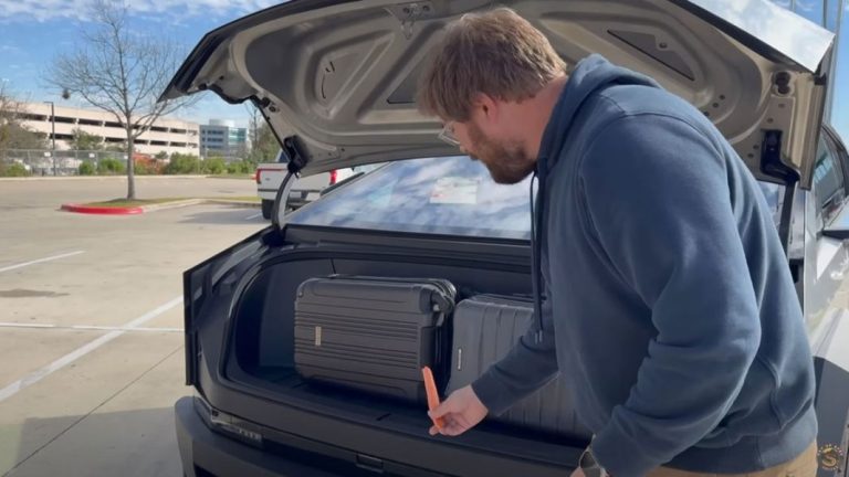 Así es como un Tesla Cybertruck puede cortar los dedos de tu mano como si fueran mantequilla