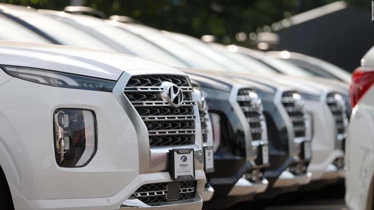El motivo por el que estos 8 Hyundai sin estrenar y con los plásticos puestos, han acabado en el desguace