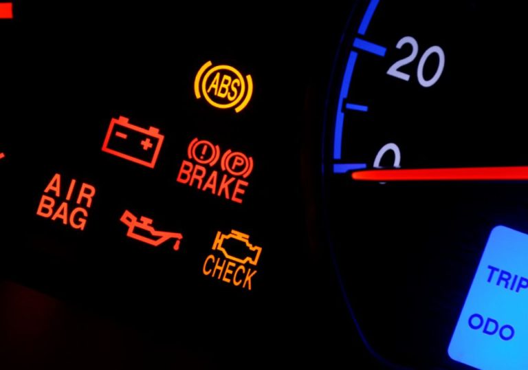 Blanco, azul, amarillo, rojo, verde o naranja: el significado de los testigos luminosos de tu coche color a color