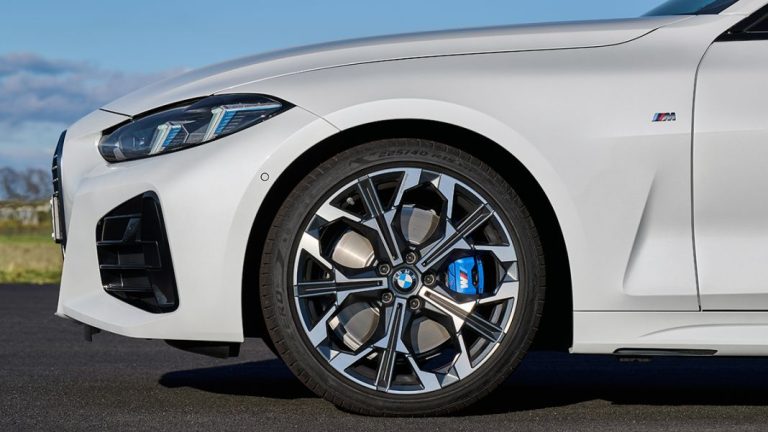 BMW llama a revisión casi 80.000 coches. 10 de ellos Rolls-Royce Spectre