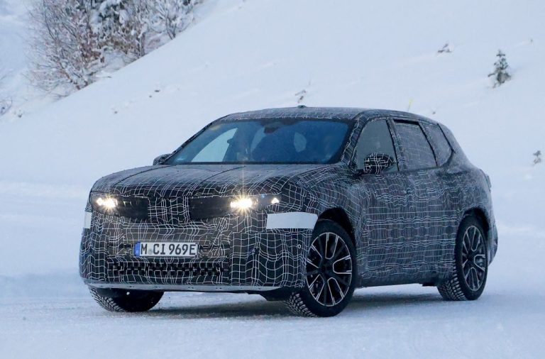 El BMW iX3 2025 continúa sus pruebas en la nieve