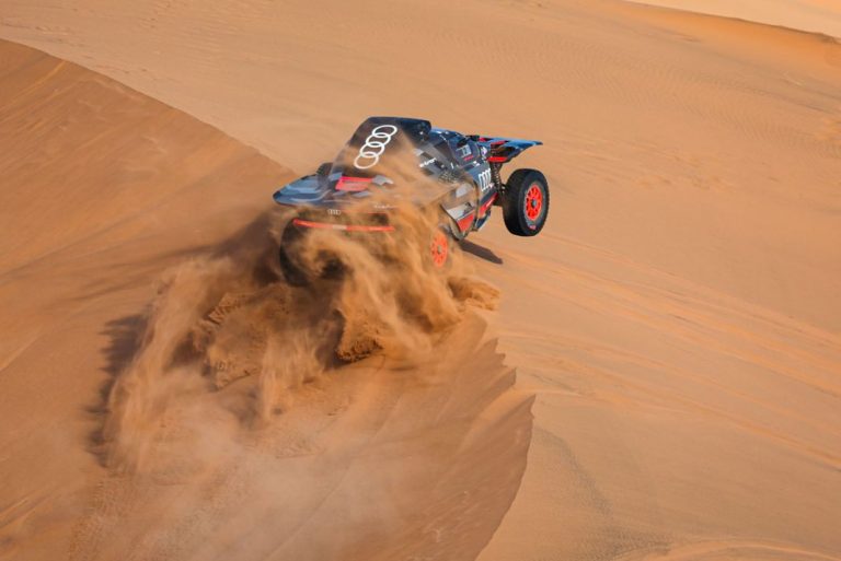 Sainz y Audi siguen al tran tran en el Dakar