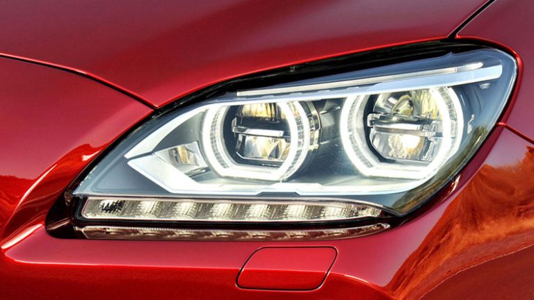 Faros del coche: Bicarbonato, vinagre… Y otros productos caseros para pulirlos
