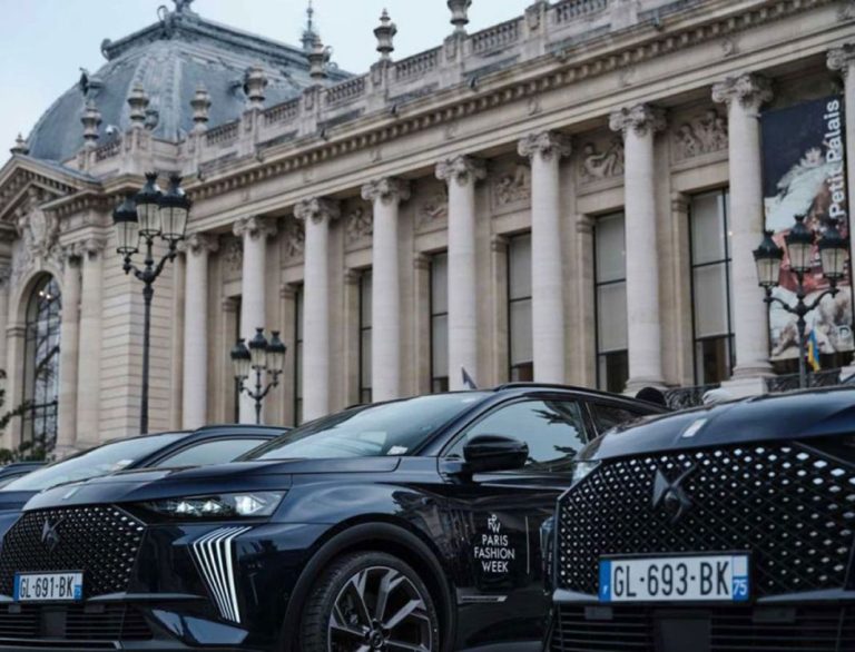 Los coches que se suben a la pasarela de la Semana de la Moda de París