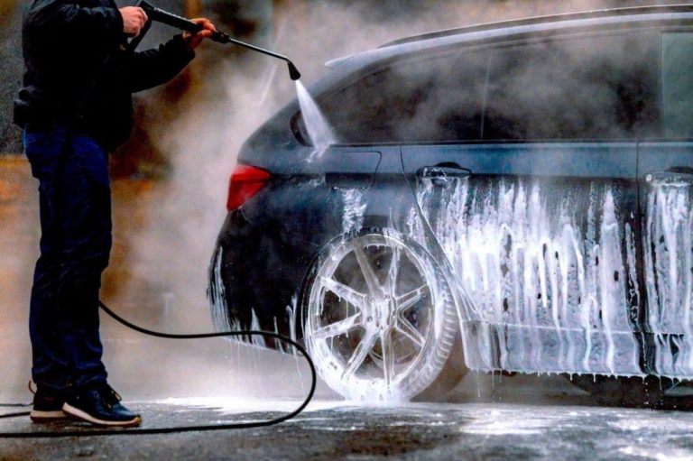 El motivo para lavar a la perfección tu coche en invierno