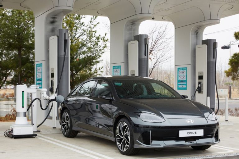 El robot que se encarga de cargar tu coche eléctrico ya es una realidad