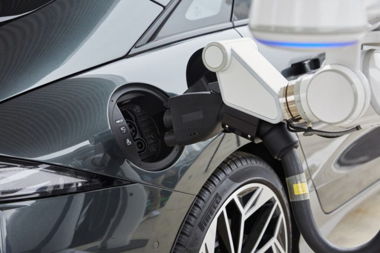 Movilidad y eléctricos: El portazo en la cara que Hertz ha dado a Polestar y a Tesla