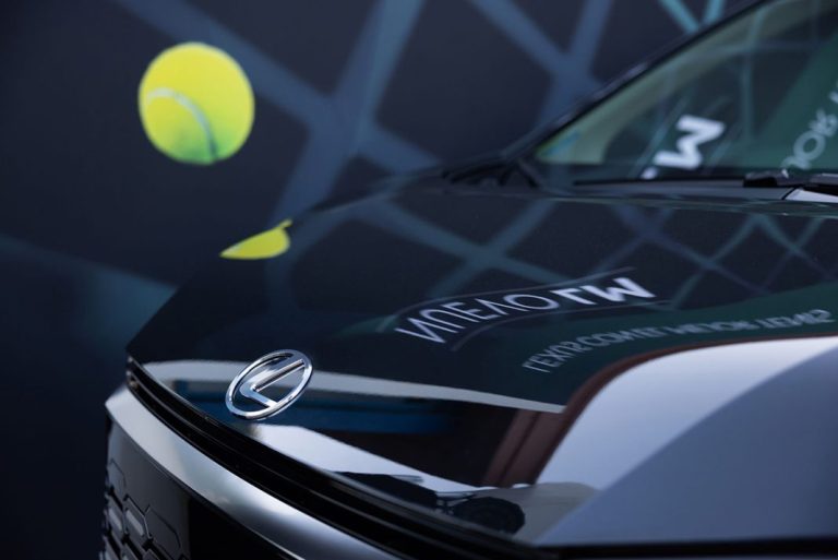 La marca de coches que verás en canchas de tenis de todo el mundo