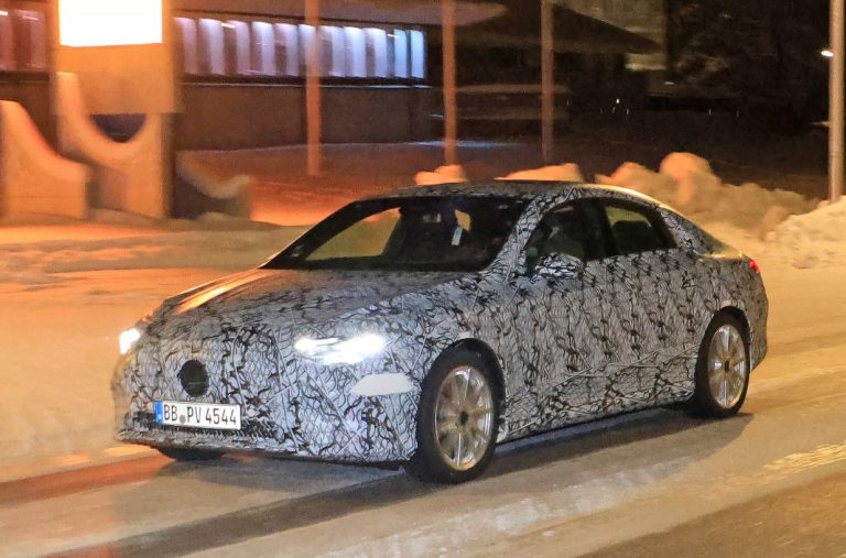 Fotos espía del Mercedes CLA 2025. Se abre una nueva era eléctrica
