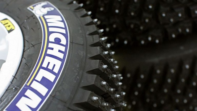 Neumáticos con clavos: ¿Puedo utilizarlos en mi coche?