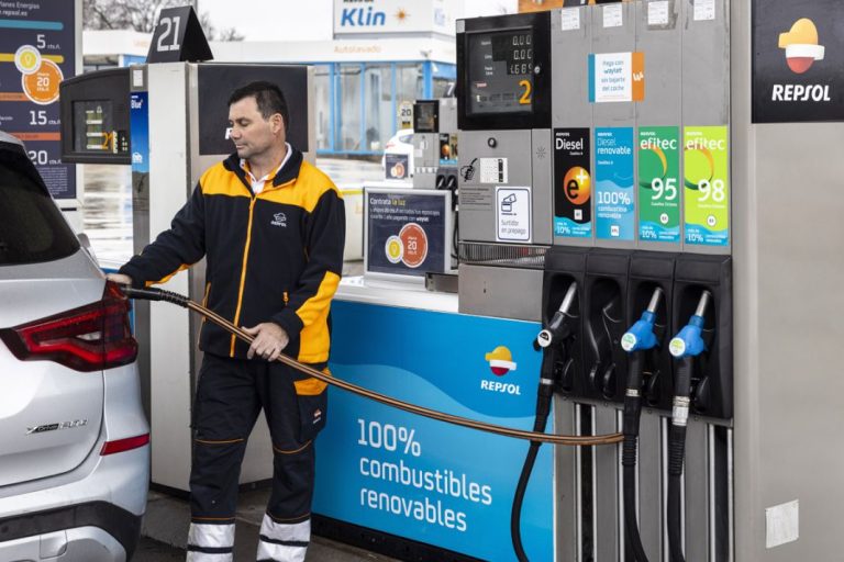 El diésel de Repsol que reduce el 90% de las emisiones y tiene 10 céntimos de descuento por litro