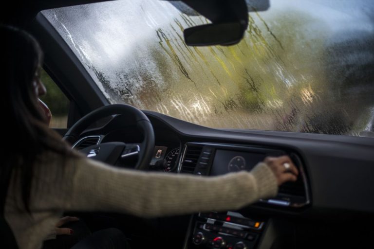 10 trucos para calentar tu coche rápido en invierno y escapar del frío