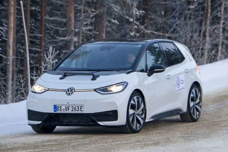 El Volkswagen ID.3 GTX 2024 se pone a tono en la nieve