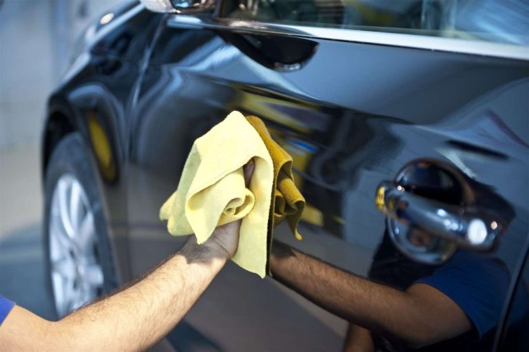 ¿Cómo puedo dar cera a la carrocería de mi coche?