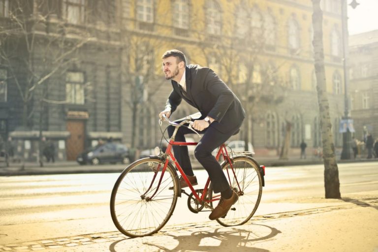 Así es como la DGT quiere que los ciclistas crucen la calle