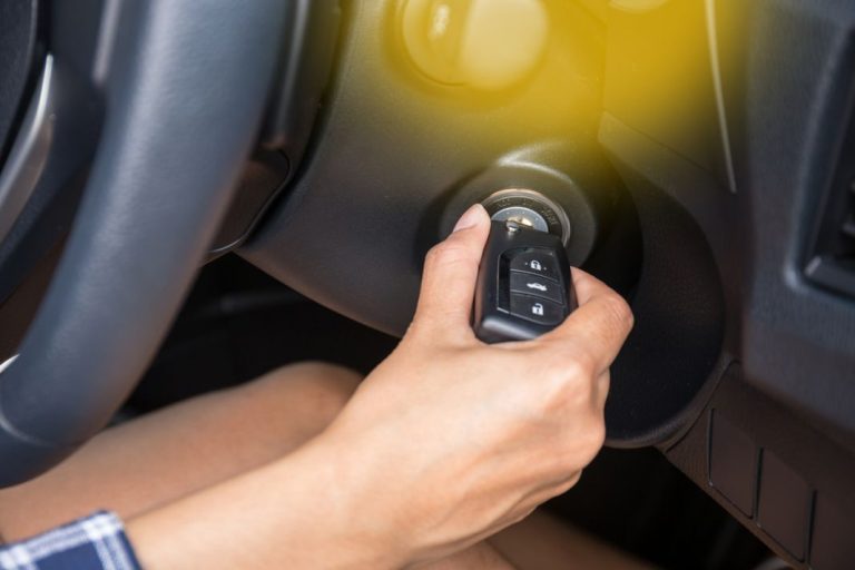 La recomendación de la DGT para que uses las luces de tu coche de forma correcta