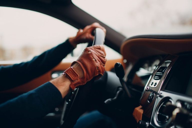 La multa que la DGT te va a poner si te pilla conduciendo con guantes