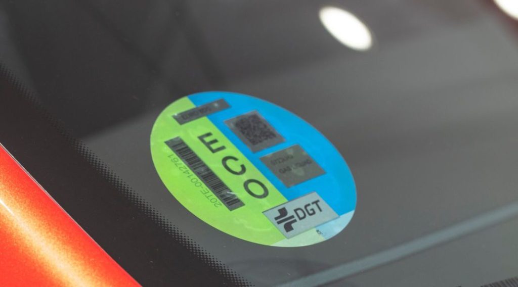 2024 Etiqueta ECO. Coche híbrido. Electrificado. Imagen.