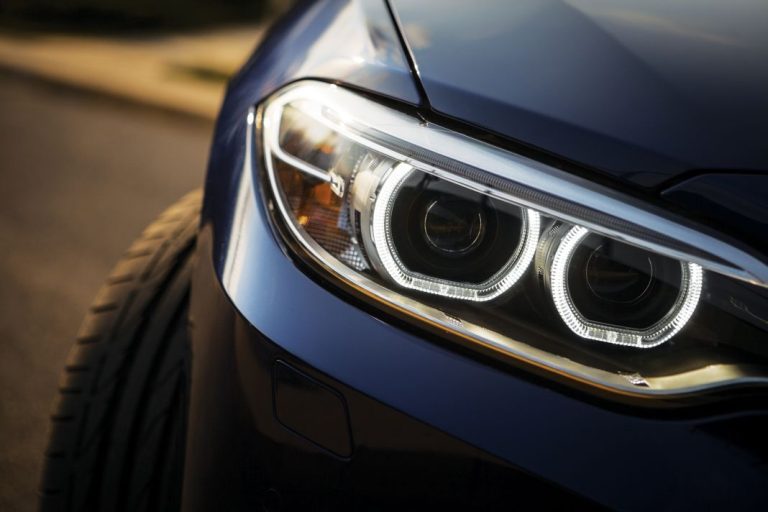 El truco para evitar que los faros de tu coche no se empañen jamás