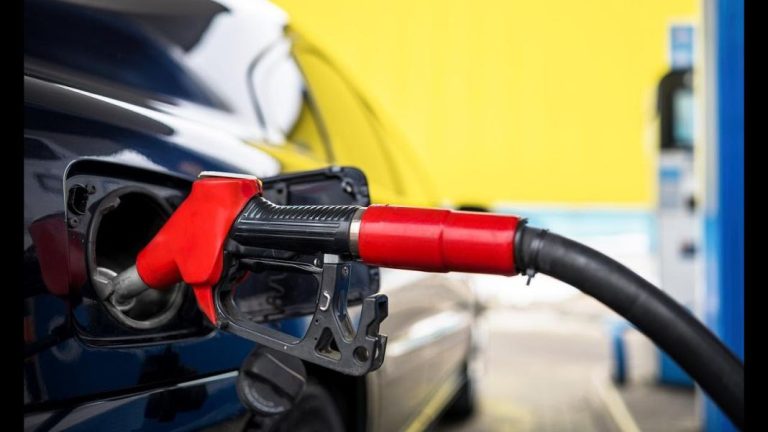 El ‘trucazo’ que los gasolineros usan para que quepan hasta 10 litros más de gasolina en tu depósito