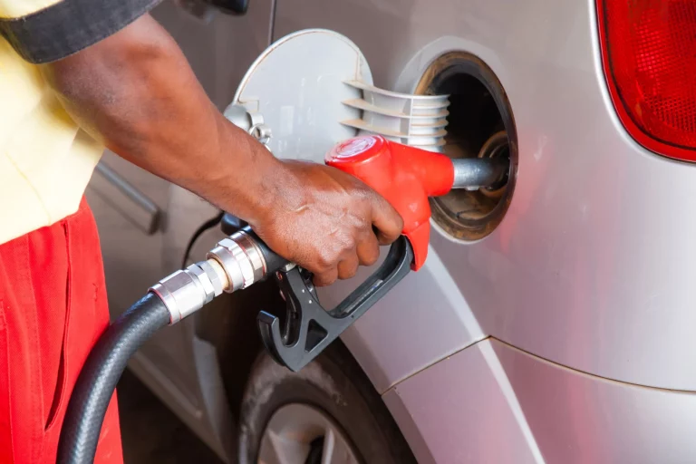 Esto es lo que le pasa a tu coche si siempre llenas tu coche en una gasolinera low cost