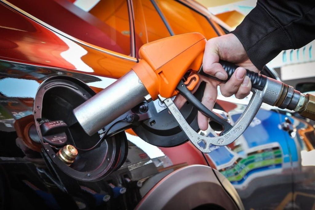 Alberto (51), mecánico: ‘Tengo la solución para que llenar tu coche te cueste 35 euros en vez de 100 y hay lista de espera porque se me acumula el trabajo’ 282 Motor16 glp surtidor repostar 2 Motor16