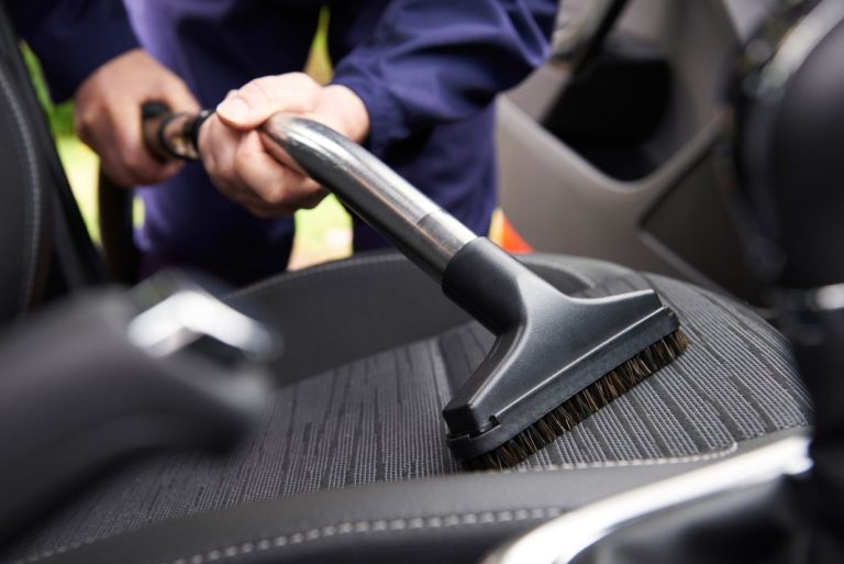 El truco infalible para eliminar la humedad de tu coche
