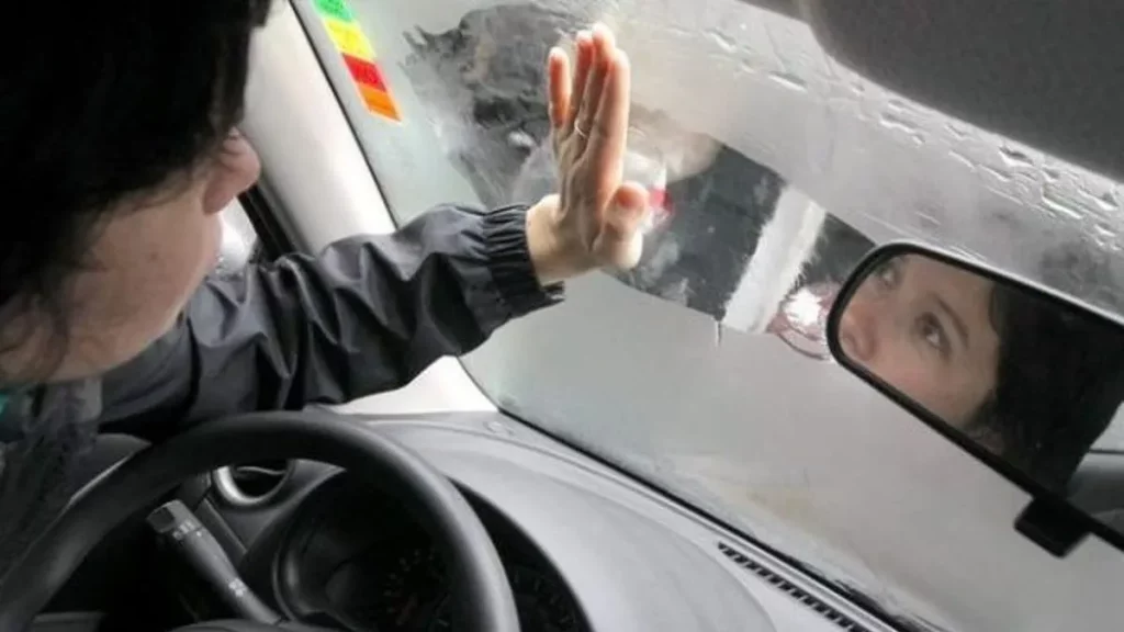 Si tu coche sufre de humedades, LIDL tiene la solución con este accesorio que cuesta menos de 7 euros 1 Motor16 condensación dentro de un coche