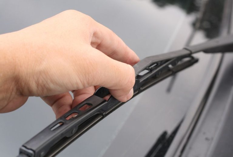 La manera ideal para elegir las escobillas de tu coche