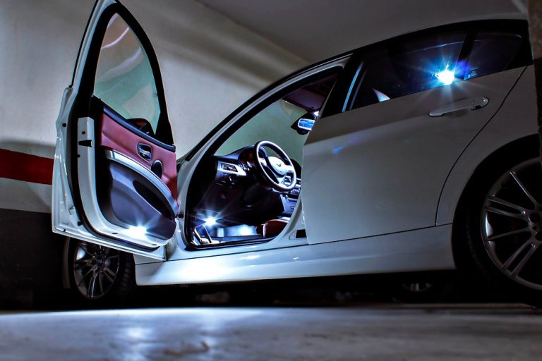 El misterio por el que la luz interior de tu coche se queda encendida cuando lo cierras