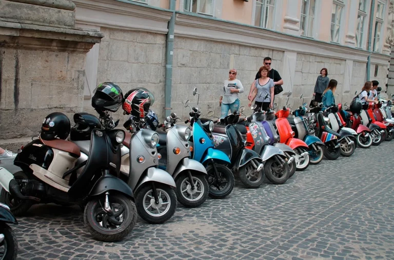 La forma correcta de aparcar tu moto y no ser multado