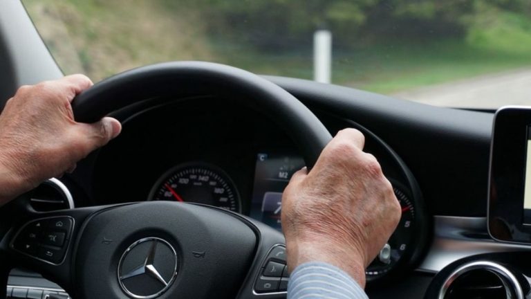 Mayores de 65 años: Esta es la edad a la que la DGT quiere empezar a retirarte el carnet de conducir