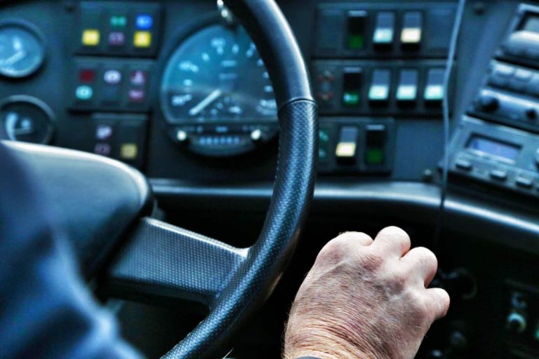 La DGT lo confirma: Los mayores de 65 años tendrán que renovar su carnet de otra manera