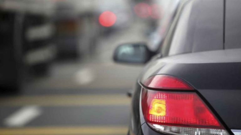 La Guardia Civil de Tráfico pone precio al no uso de los intermitentes de tu coche