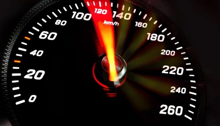 La tabla definitiva para saber los puntos y los euros que te quita la DGT por exceso de velocidad