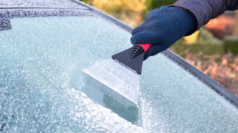 El truco fácil y rápido de Roberto Brasero para quitar el hielo del cristal de tu coche