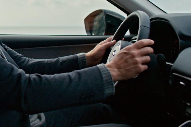 La DGT te multará con hasta 80 euros si conduces con estos complementos de moda