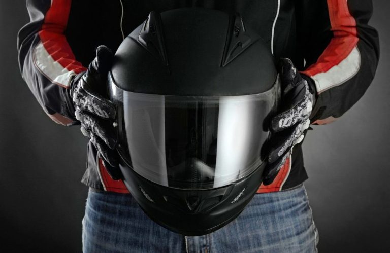 Si tienes uno de estos cascos de moto, la Guardia Civil quiere que lo tires a la basura
