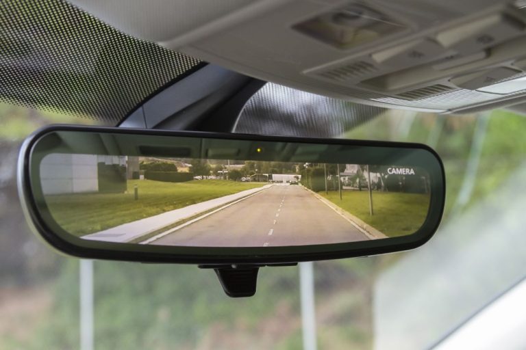 Según la DGT, estos son los retrovisores obligatorios en el tu coche