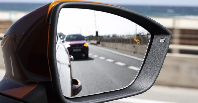 ¿Qué hago si el coche de detrás se acerca al mío? Una profesora de autoescuela te lo aclara