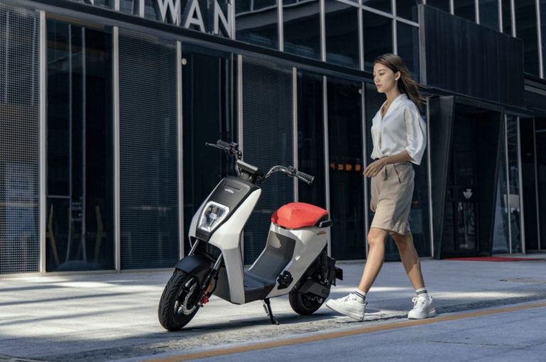 La compañía que lanza el mejor seguro para motocicletas y ciclomotores eléctricos