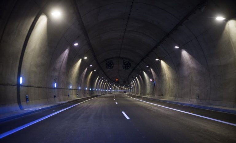 Esta es la señal de un apartadero dentro de un túnel