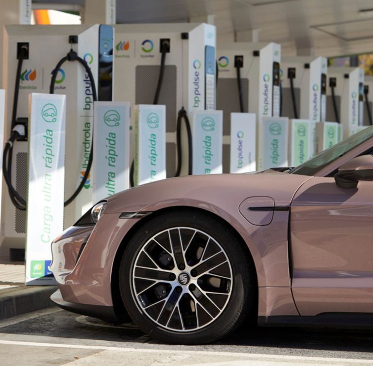La industria pide «medidas urgentes» ante la caída de las ventas de coches eléctricos
