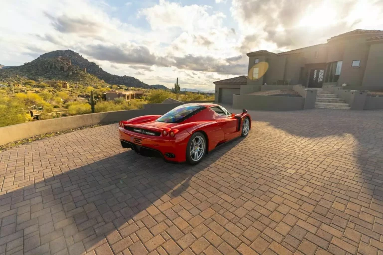 Un Ferrari Enzo bastante viajado está buscando un nuevo hogar