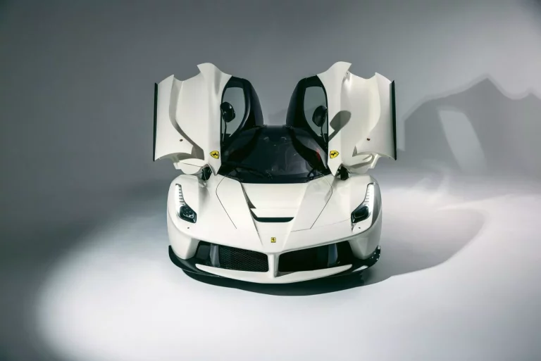 El precio a pagar por estrenar un Ferrari LaFerrari 8 años después de fabricarse