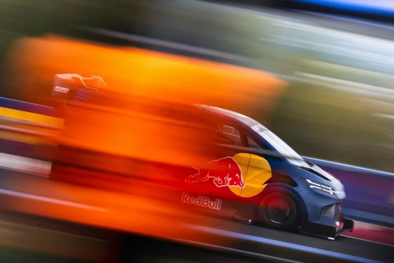 El Ford SuperVan 4.2 visita Mount Panorama para pulverizar su récord