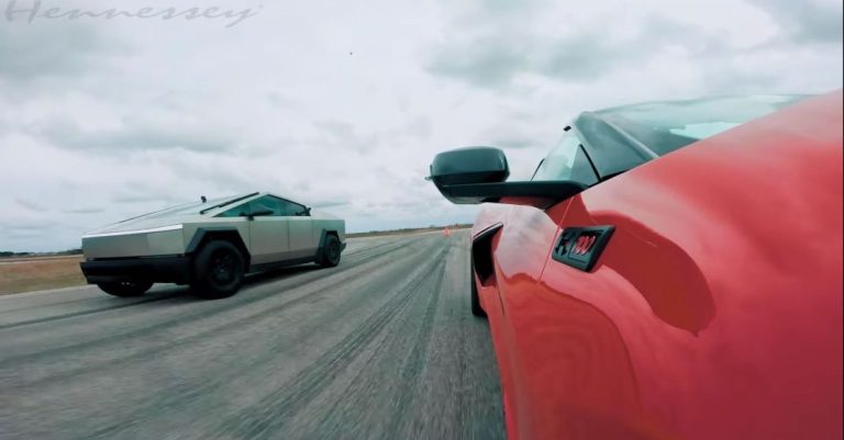 El Tesla Cybertruck no se lo pone fácil a este vitaminado Corvette