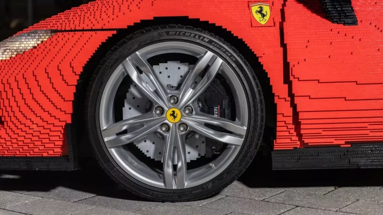 Este Ferrari 296 GTS es la nueva estrella de Legoland en Florida
